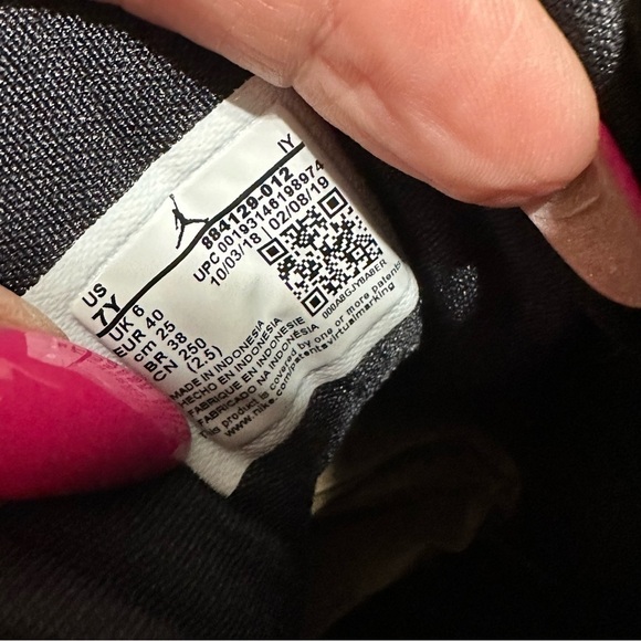 Jordan retro 13 cap and gown size 7Y - Picture 9 of 15